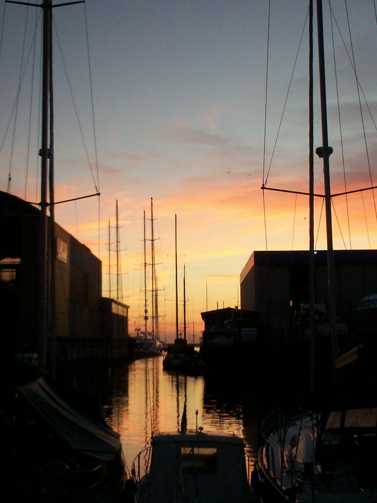 Sonnenuntergang über der Jachtwerft von Viareggio