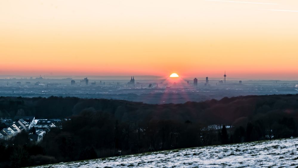 Sonnenuntergang über der Kölner Skyline