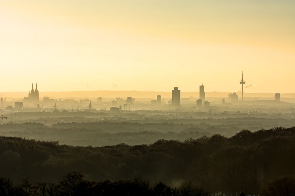 Sonnenuntergang über der Kölner Skyline