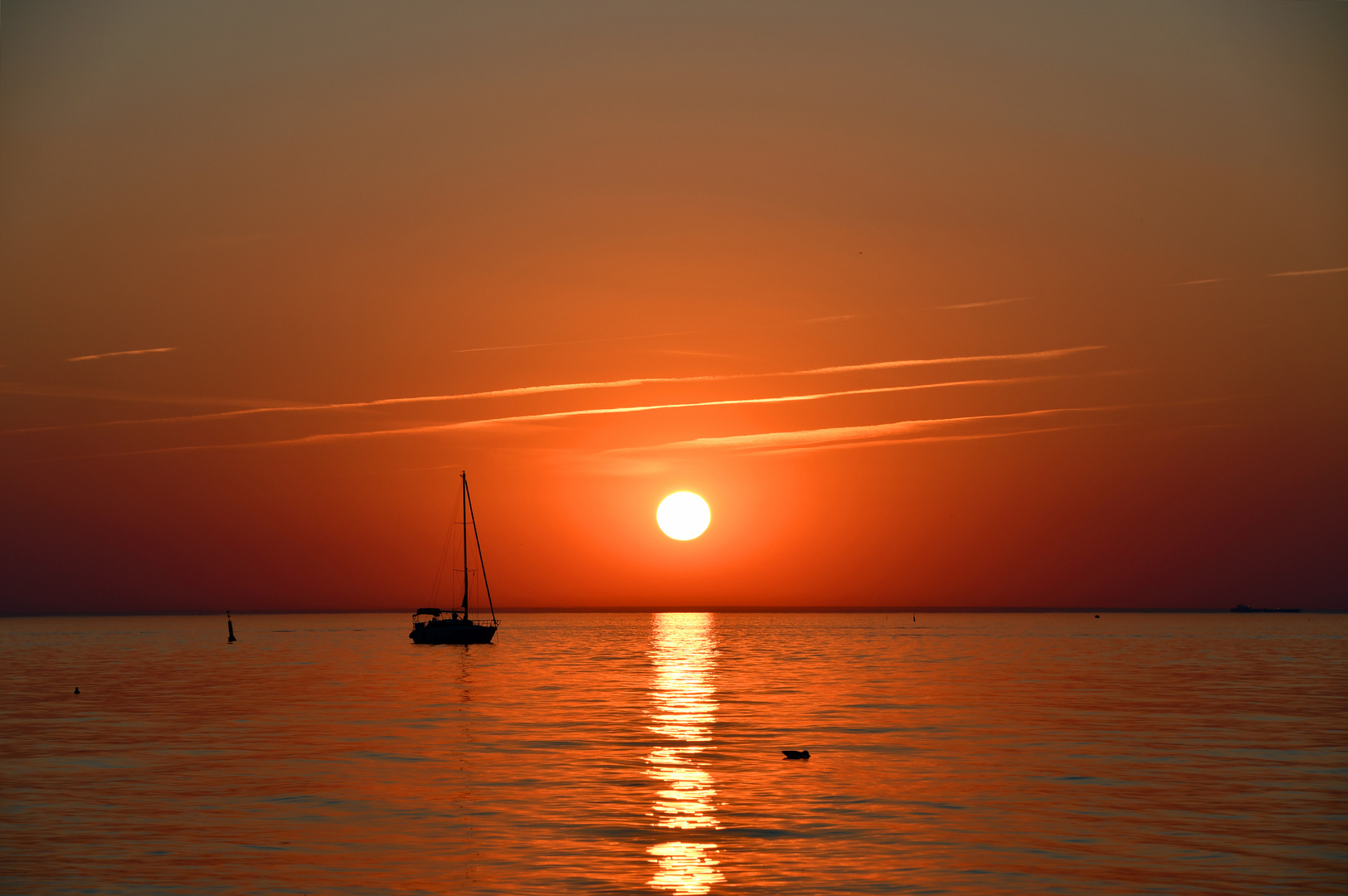 Sonnenuntergang über der Ostsee vor Warnemünde