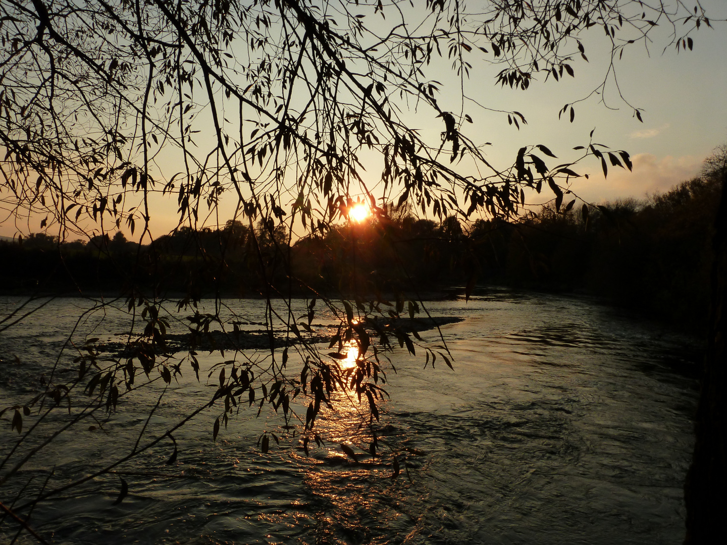 Sonnenuntergang über der Ruhr im Herbst