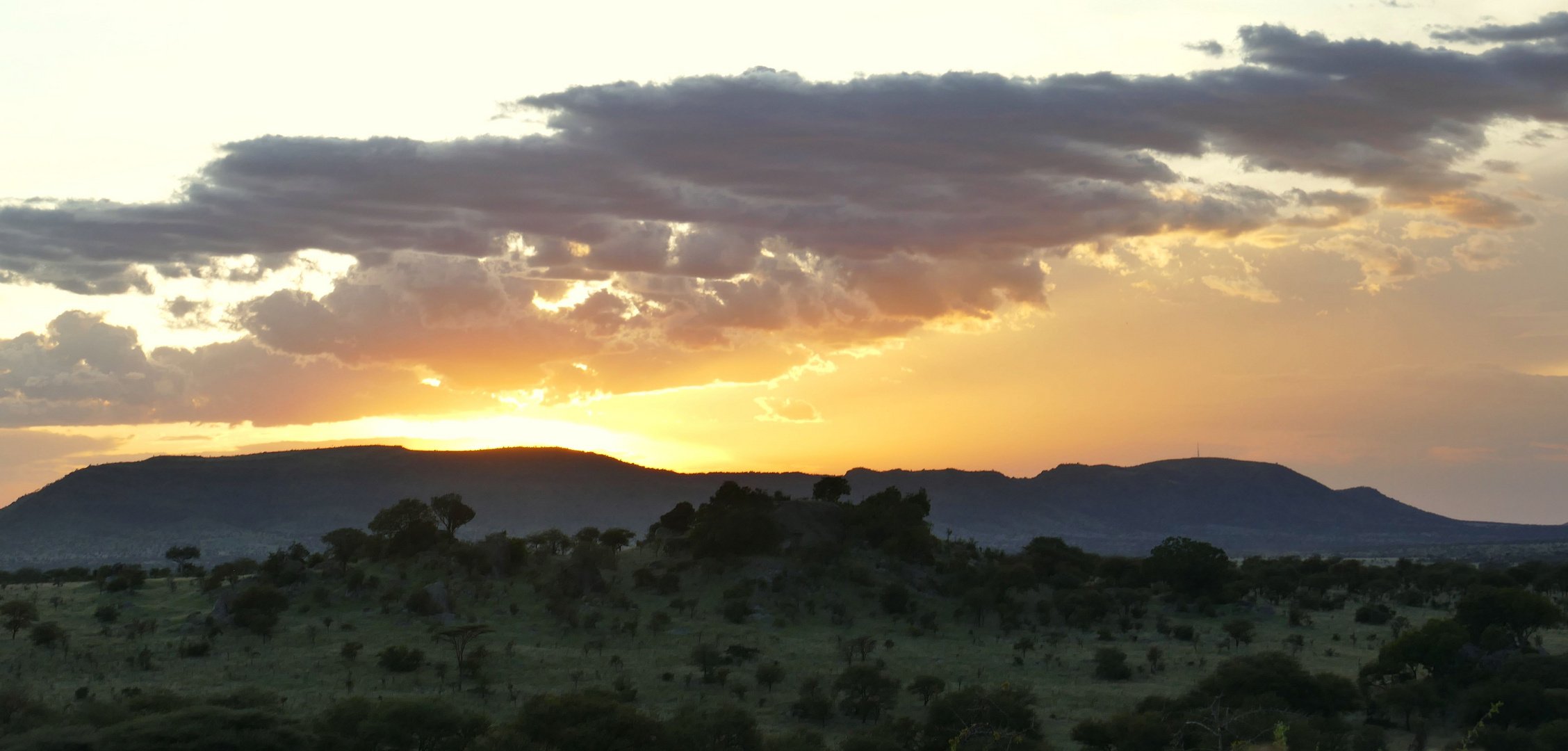 ...Sonnenuntergang über der Serengeti...