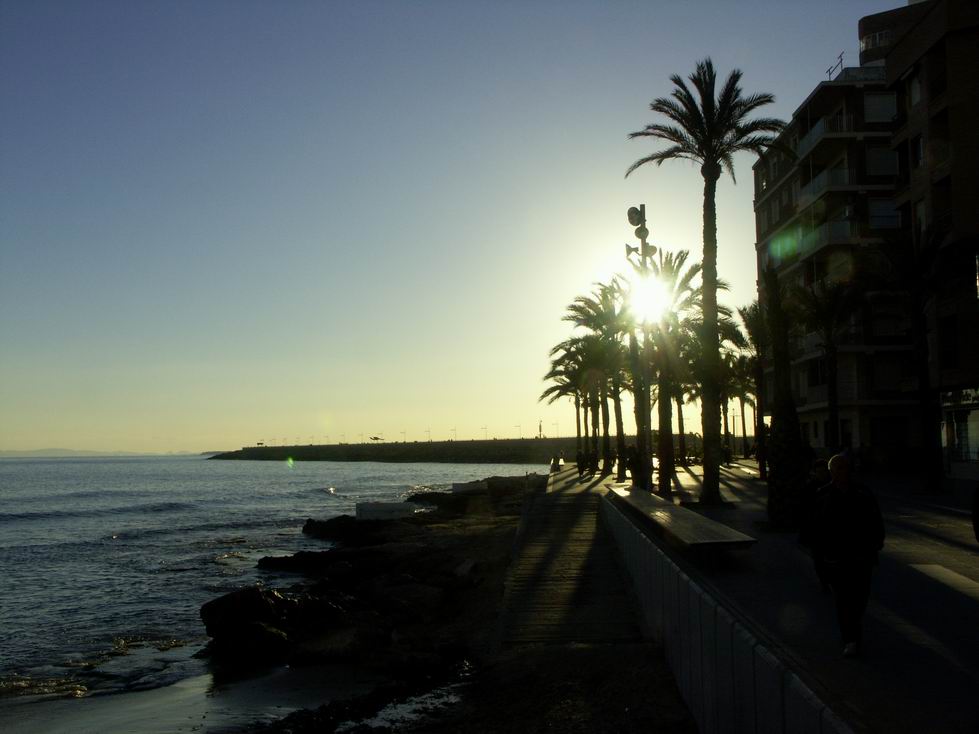 Sonnenuntergang über der Strandpromenade