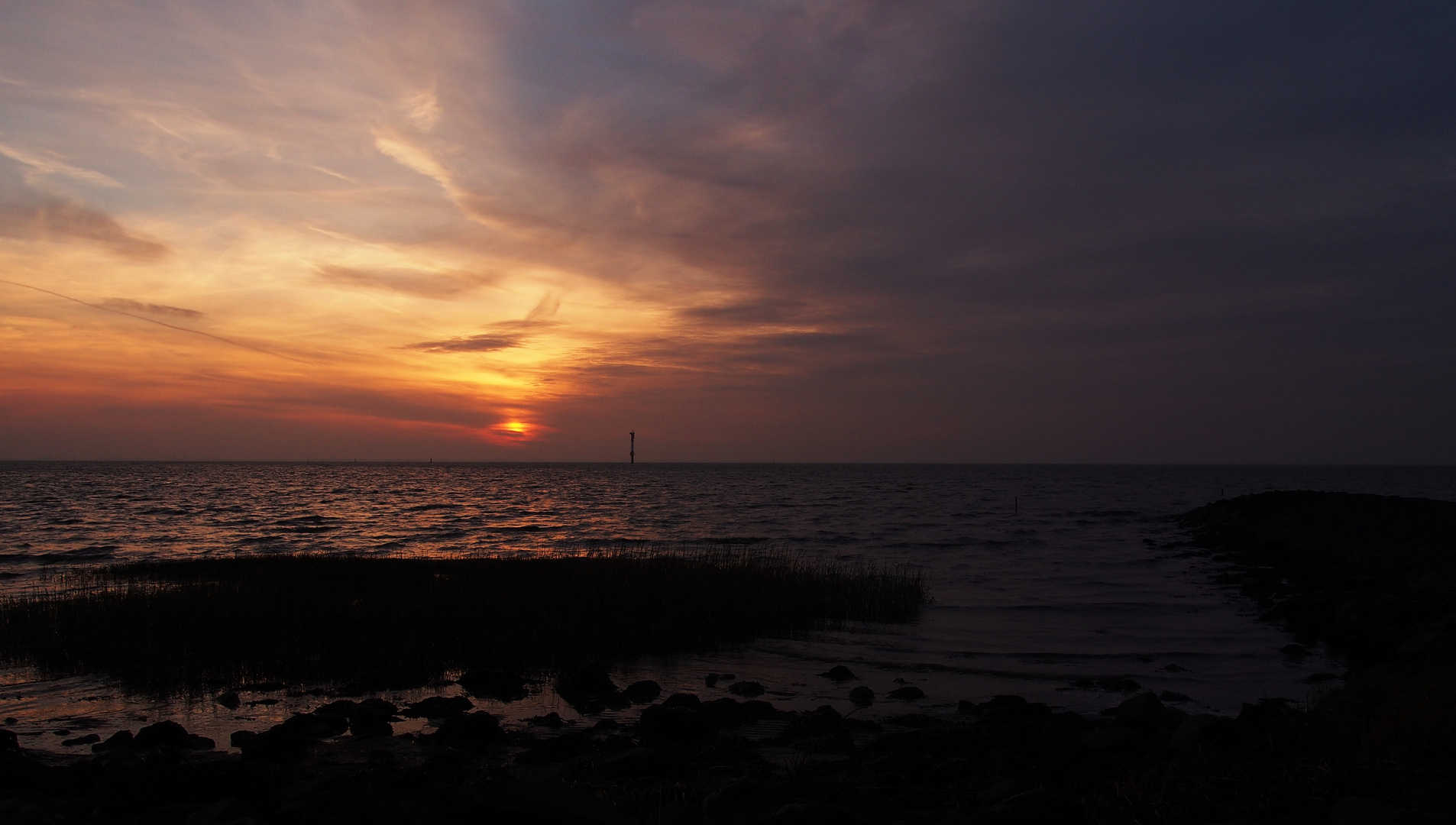 Sonnenuntergang über der Wesermündung