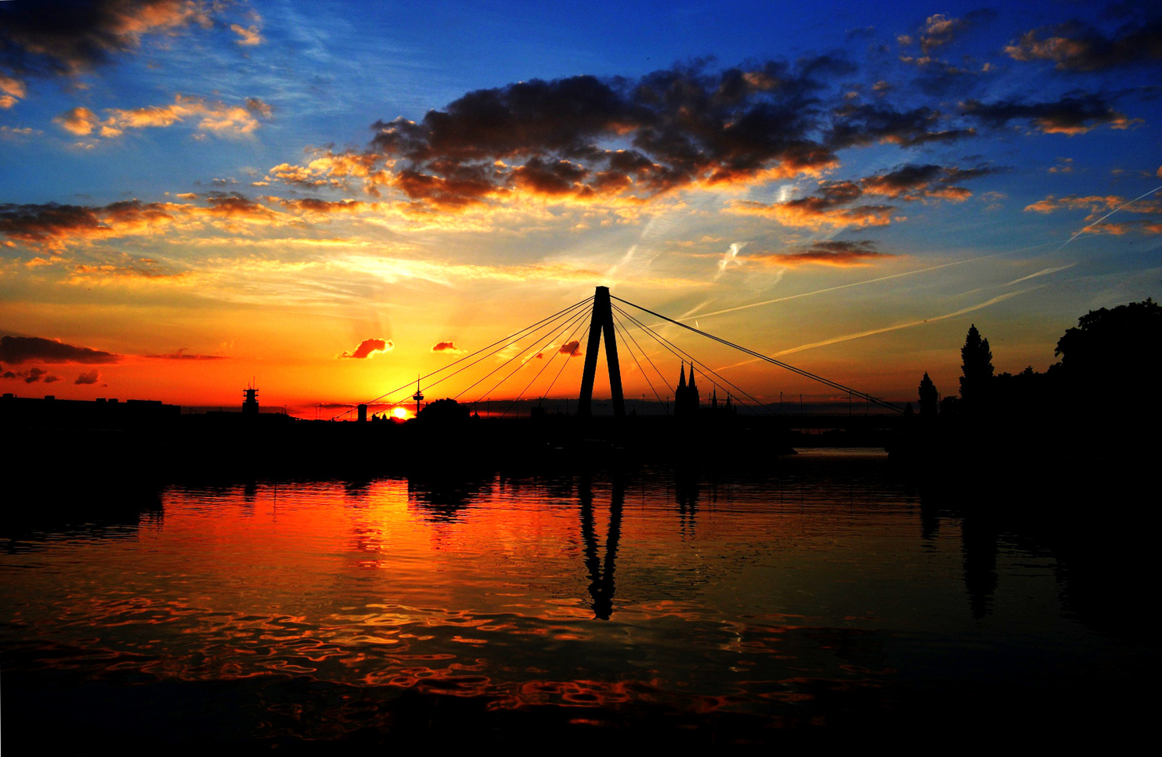 Sonnenuntergang über die Severinsbrücke