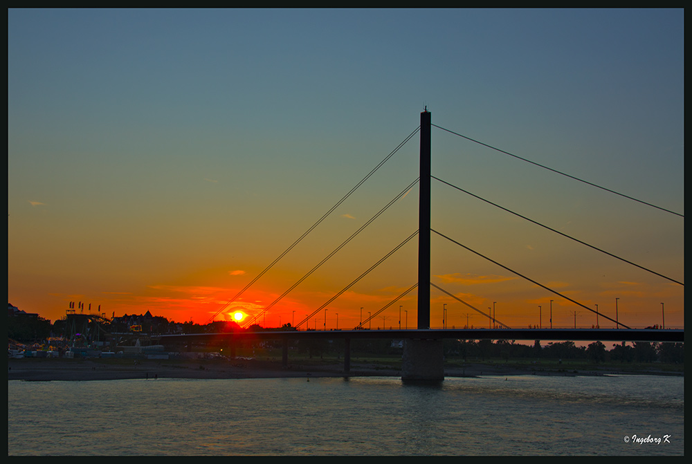 Sonnenuntergang über Düsseldorf-Oberkassel - Oberkassler Brücke