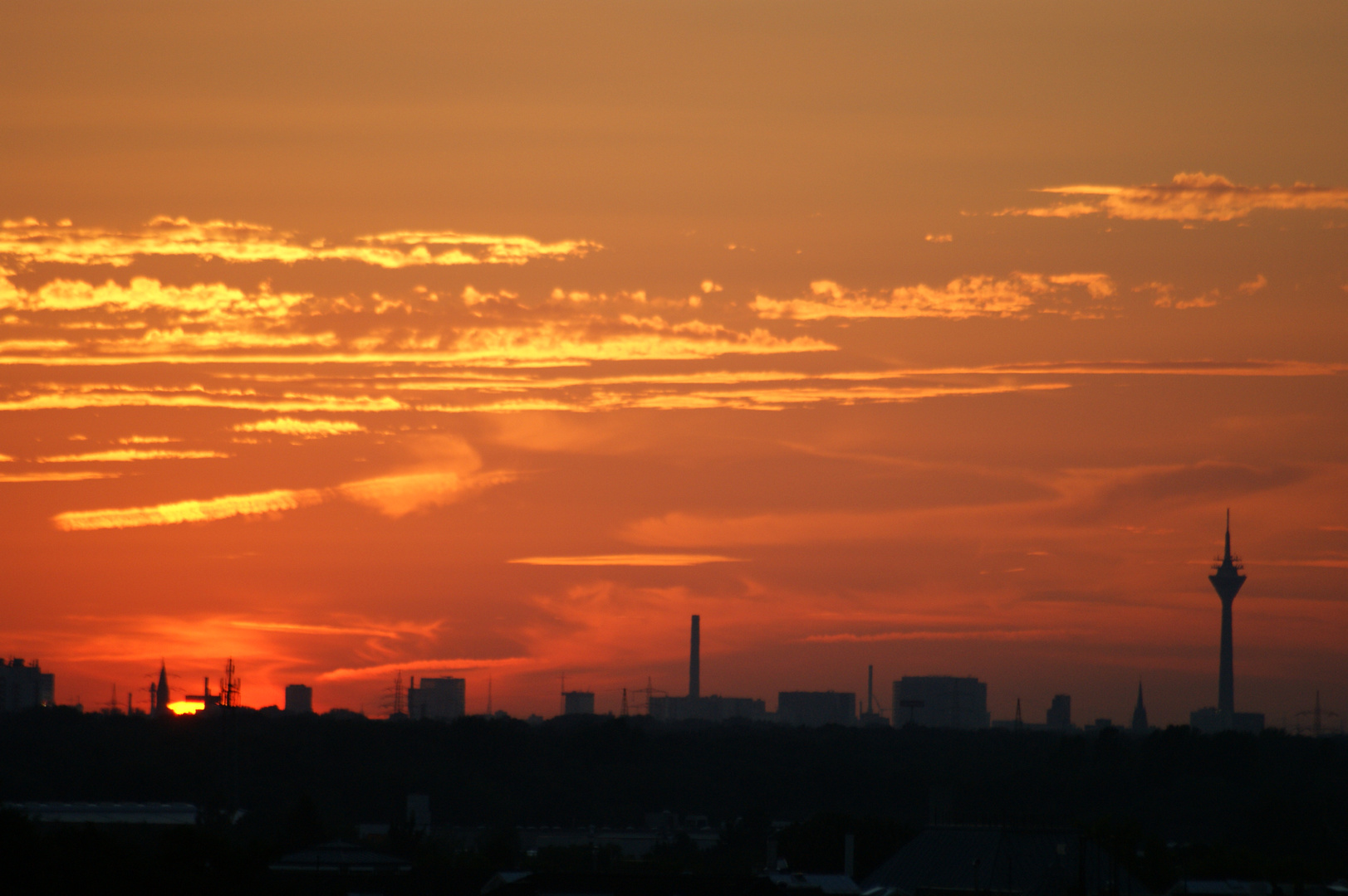 Sonnenuntergang über Düsseldorf. Von Hilden aus fotografiert.