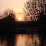 Sonnenuntergang über einem Kanal