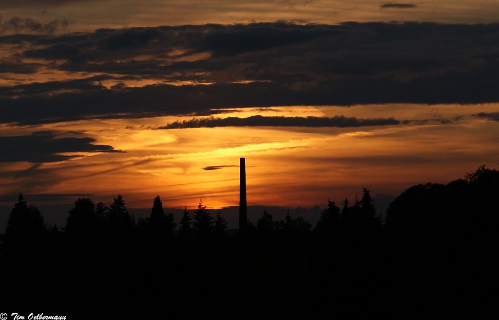 Sonnenuntergang über einem Remscheider Friedhof