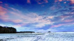 Sonnenuntergang über einem Schneefeld