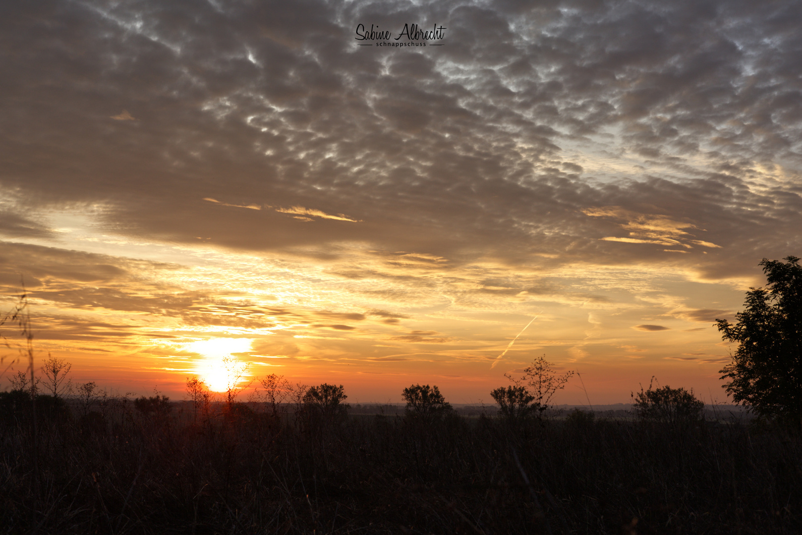 Sonnenuntergang über einen Feld