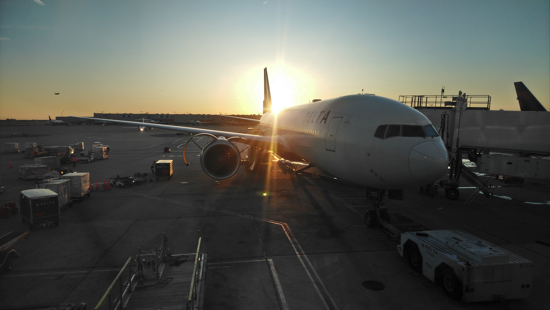 Sonnenuntergang über einer Boeing 777 in Atlanta