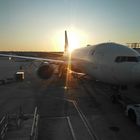 Sonnenuntergang über einer Boeing 777 in Atlanta