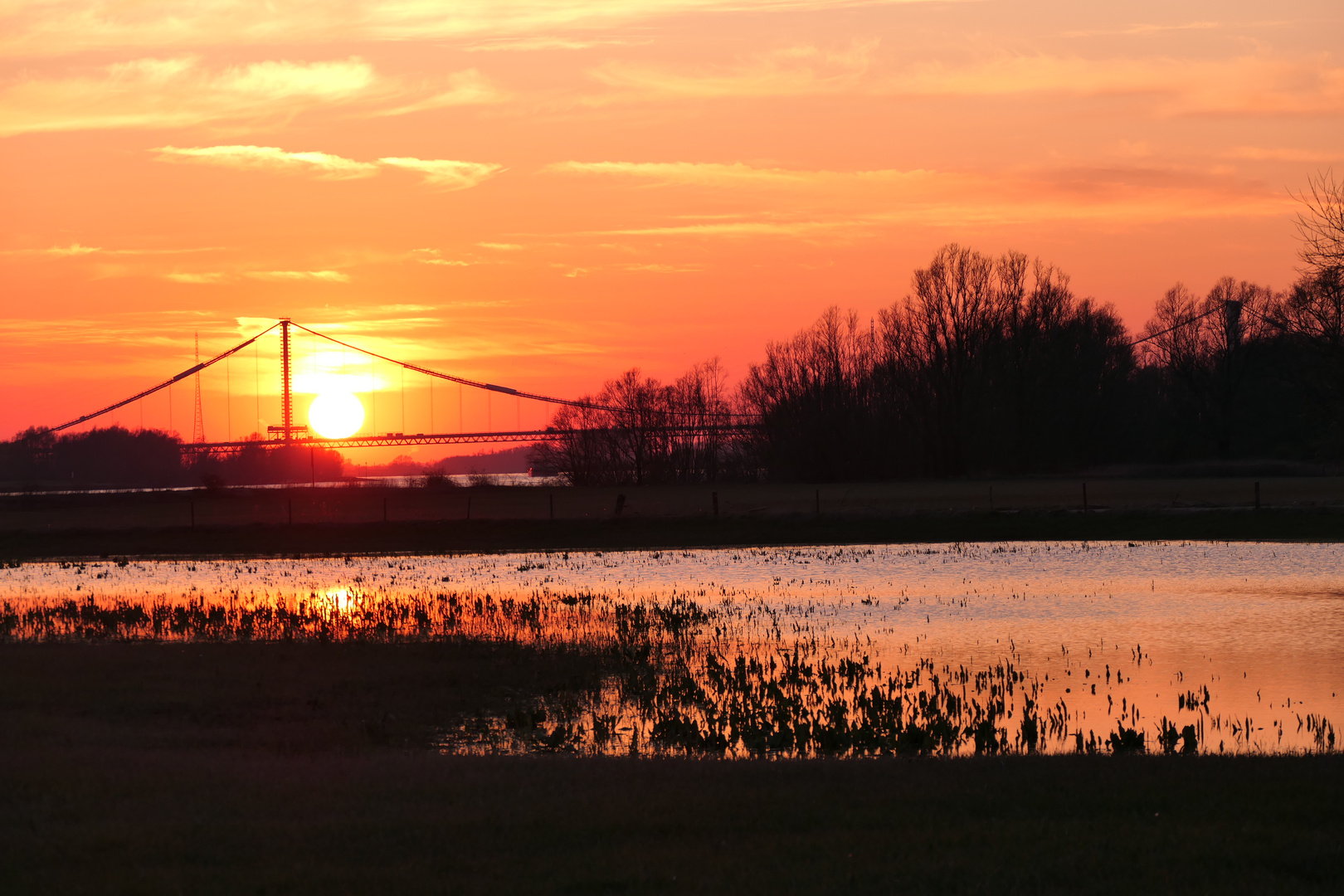 Sonnenuntergang über Emmerich am Rhein