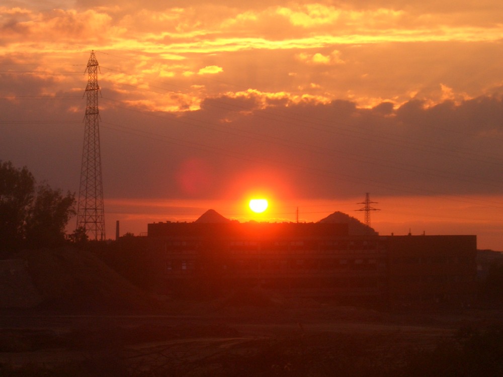 Sonnenuntergang über Fabrikgelände