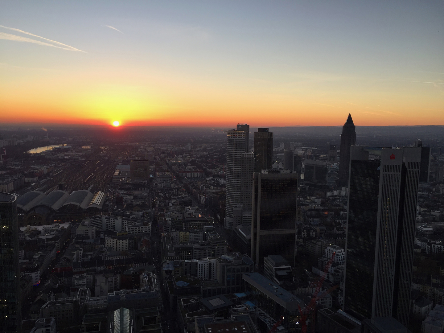 Sonnenuntergang über Frankfurt am Main im Spätherbst