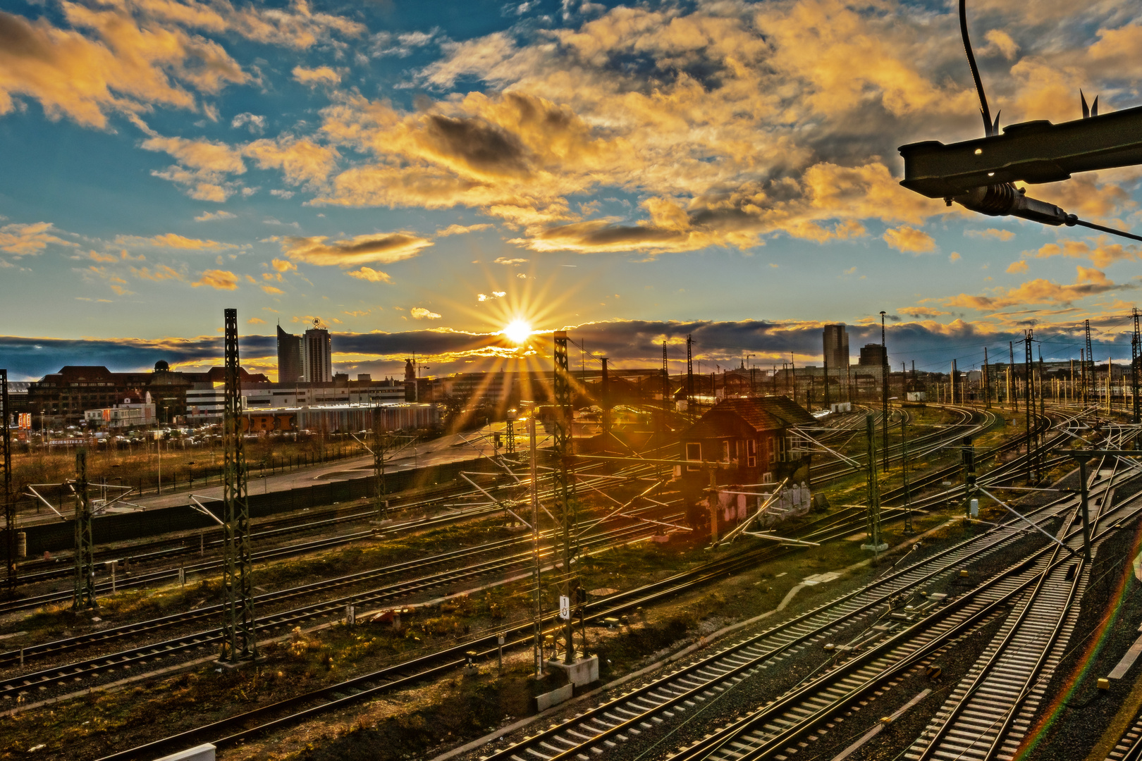 Sonnenuntergang über Gleisen