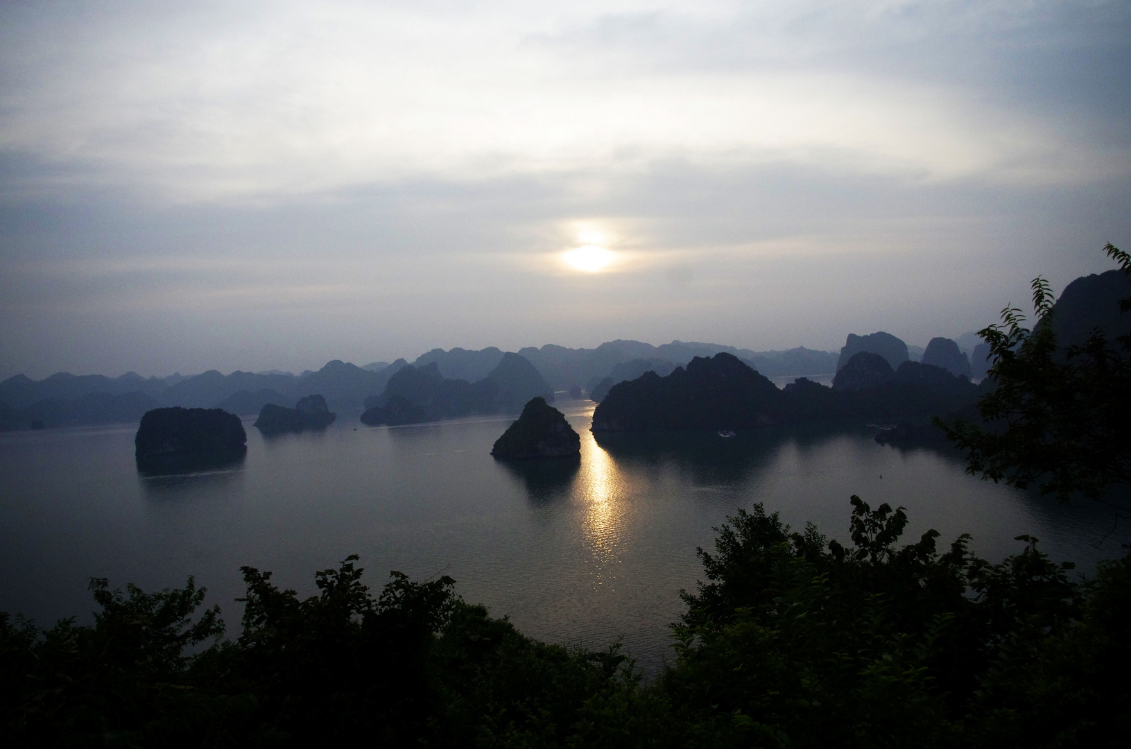 Sonnenuntergang über Ha Long Bay