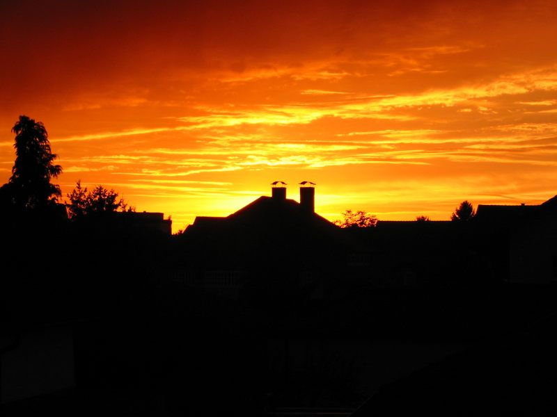 Sonnenuntergang über Häuserdächern