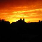 Sonnenuntergang über Häuserdächern