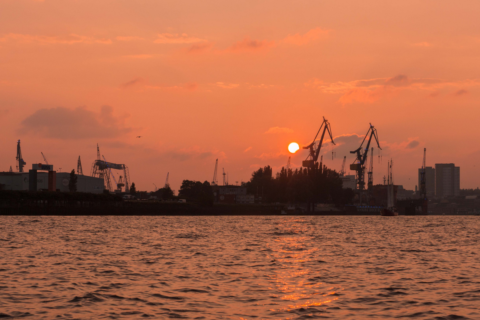 Sonnenuntergang über Hafenkränen