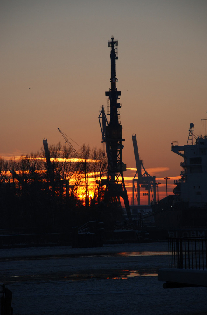 Sonnenuntergang über Hamburger Hafen im Winter