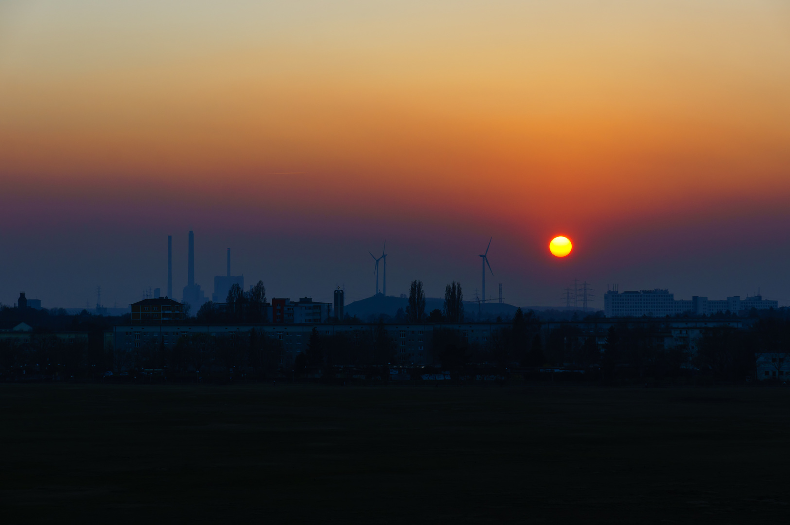 Sonnenuntergang über Karlsruhe in grün, blau und rot