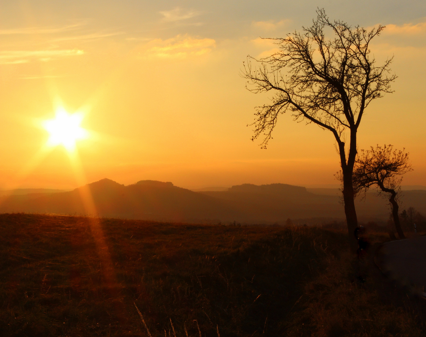 Sonnenuntergang über König- und Lilienstein in der Sächsischen Schweiz