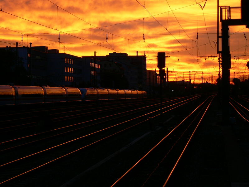 Sonnenuntergang über München-Laim mit nordwärts davonziehendem ICE