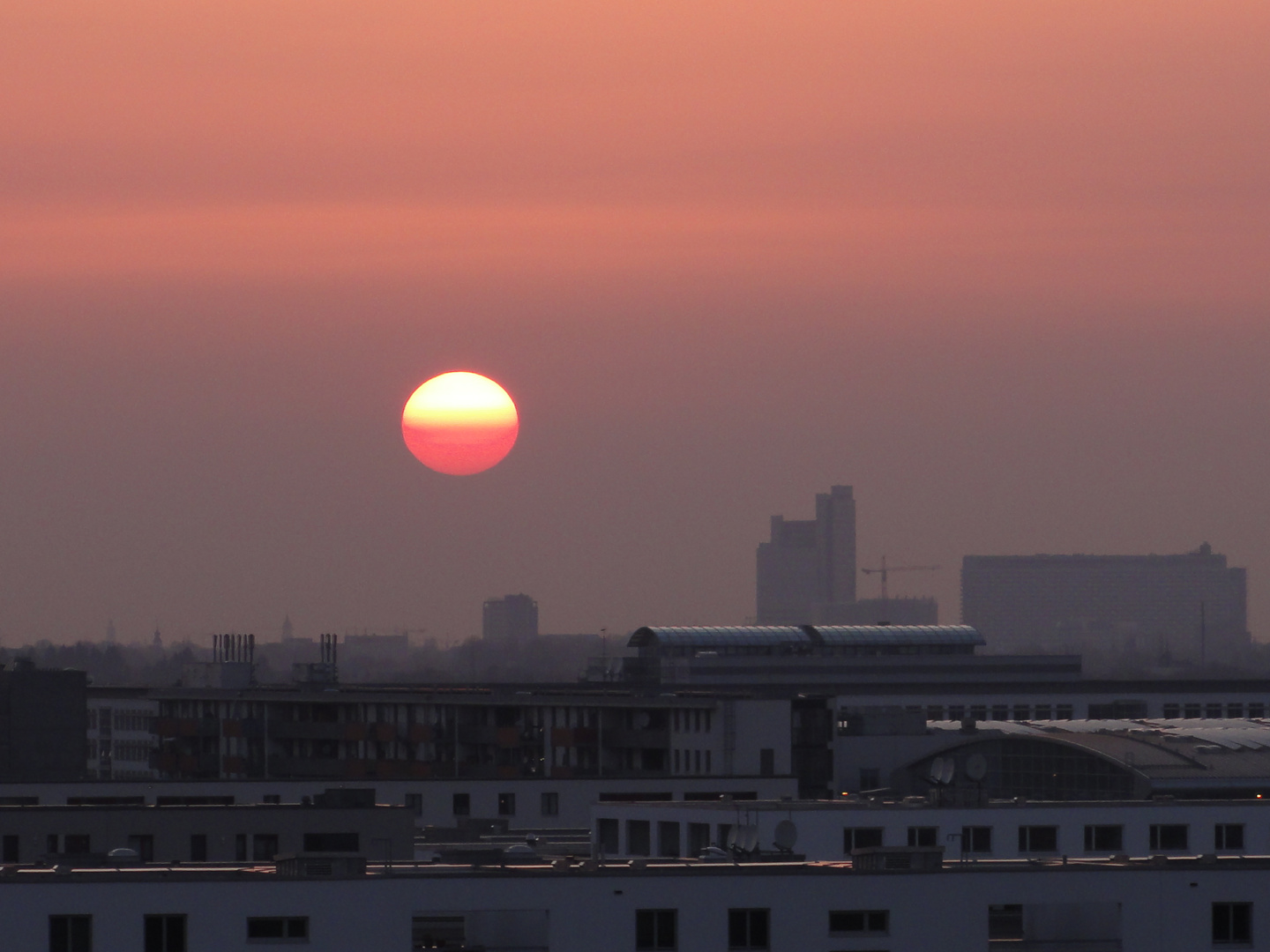 Sonnenuntergang über München (Mit Staub vom Island-Vulkan)