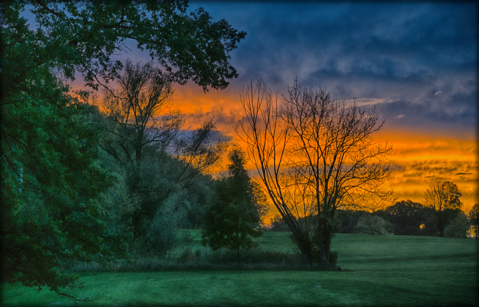 Sonnenuntergang über Nachbars Wiese - Coucher de soleil sur le pré du voisin