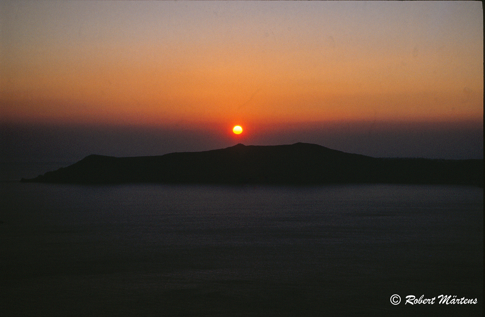 Sonnenuntergang über Nea Kameni (Santorini)