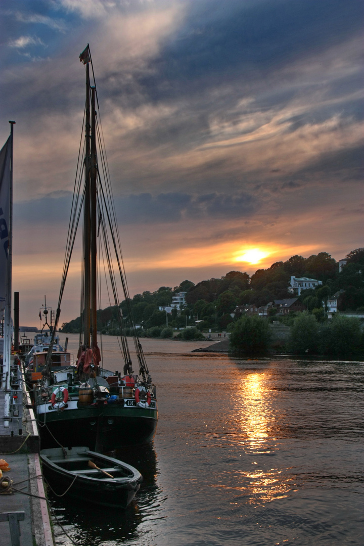 Sonnenuntergang über Oevelgoenne