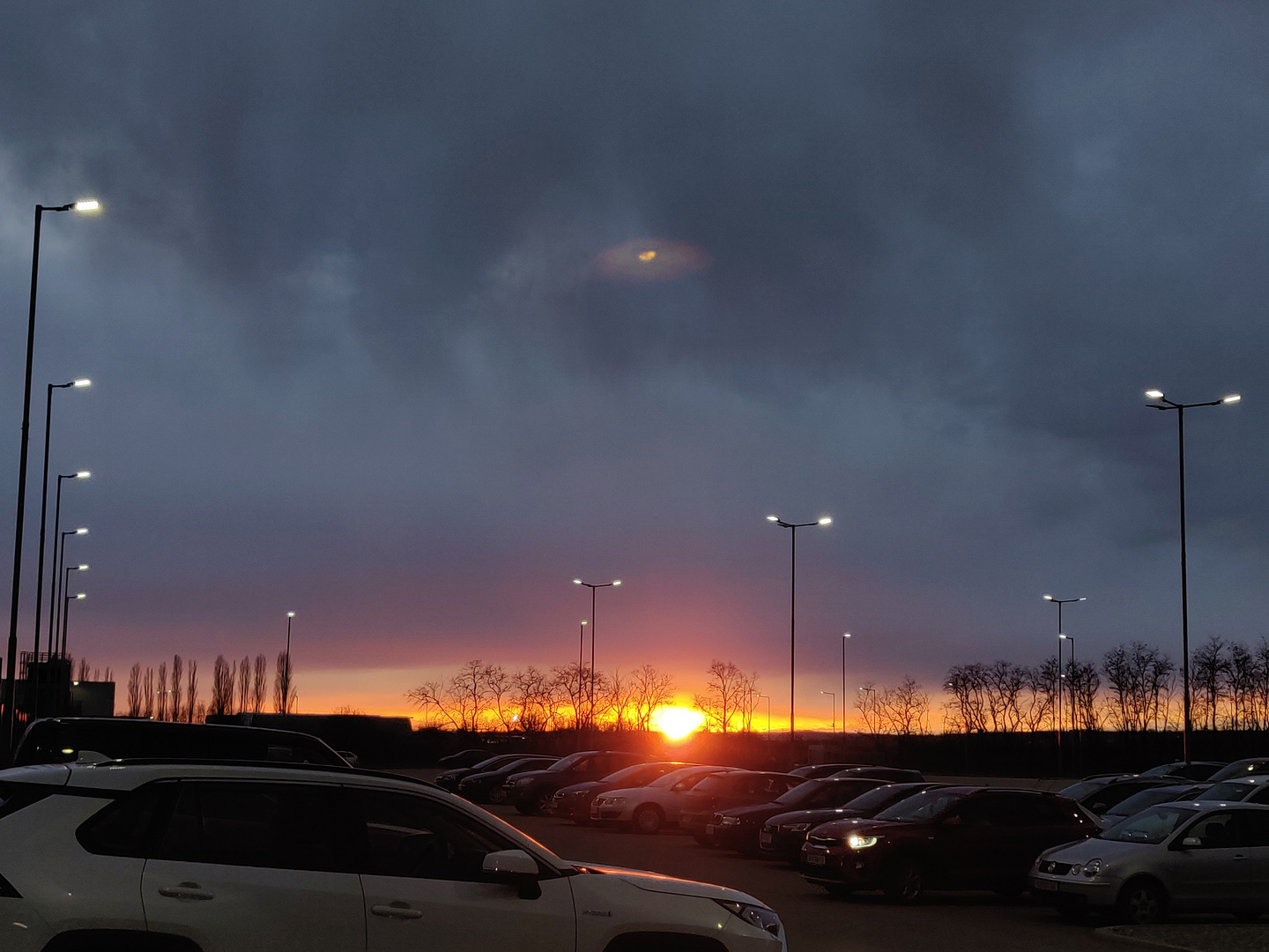 Sonnenuntergang über Parkplatz