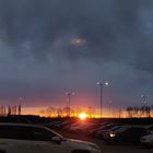 Sonnenuntergang über Parkplatz