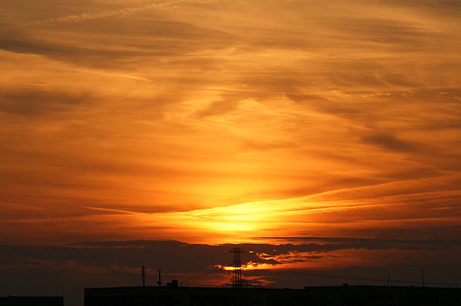 Sonnenuntergang über Plattenbauten