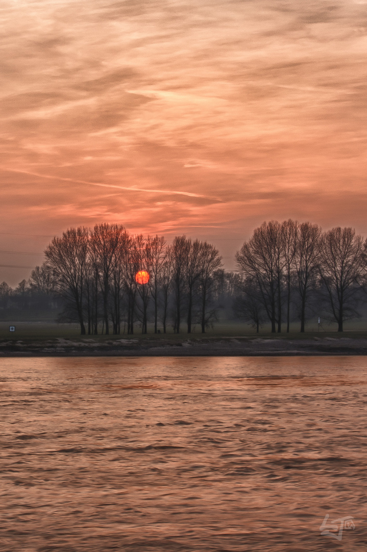 Sonnenuntergang über Rheinhausen