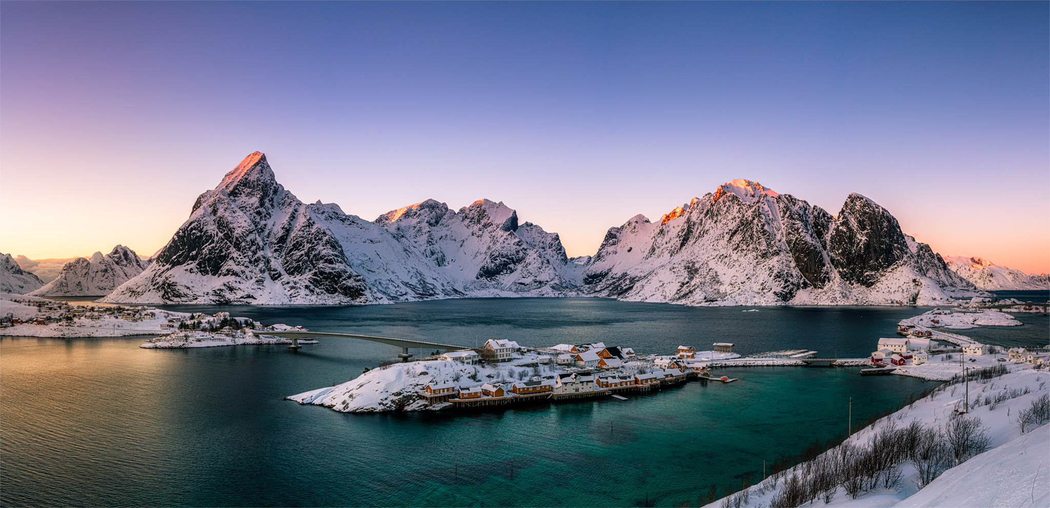 Sonnenuntergang über Sakrisøy auf den Lofoten