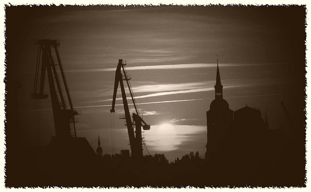 Sonnenuntergang über Stralsund in s/w