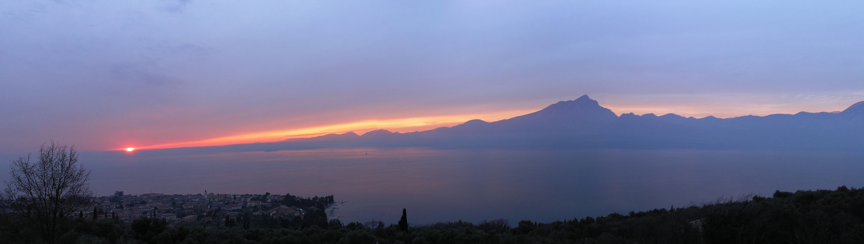 Sonnenuntergang über Torri am Gardasee