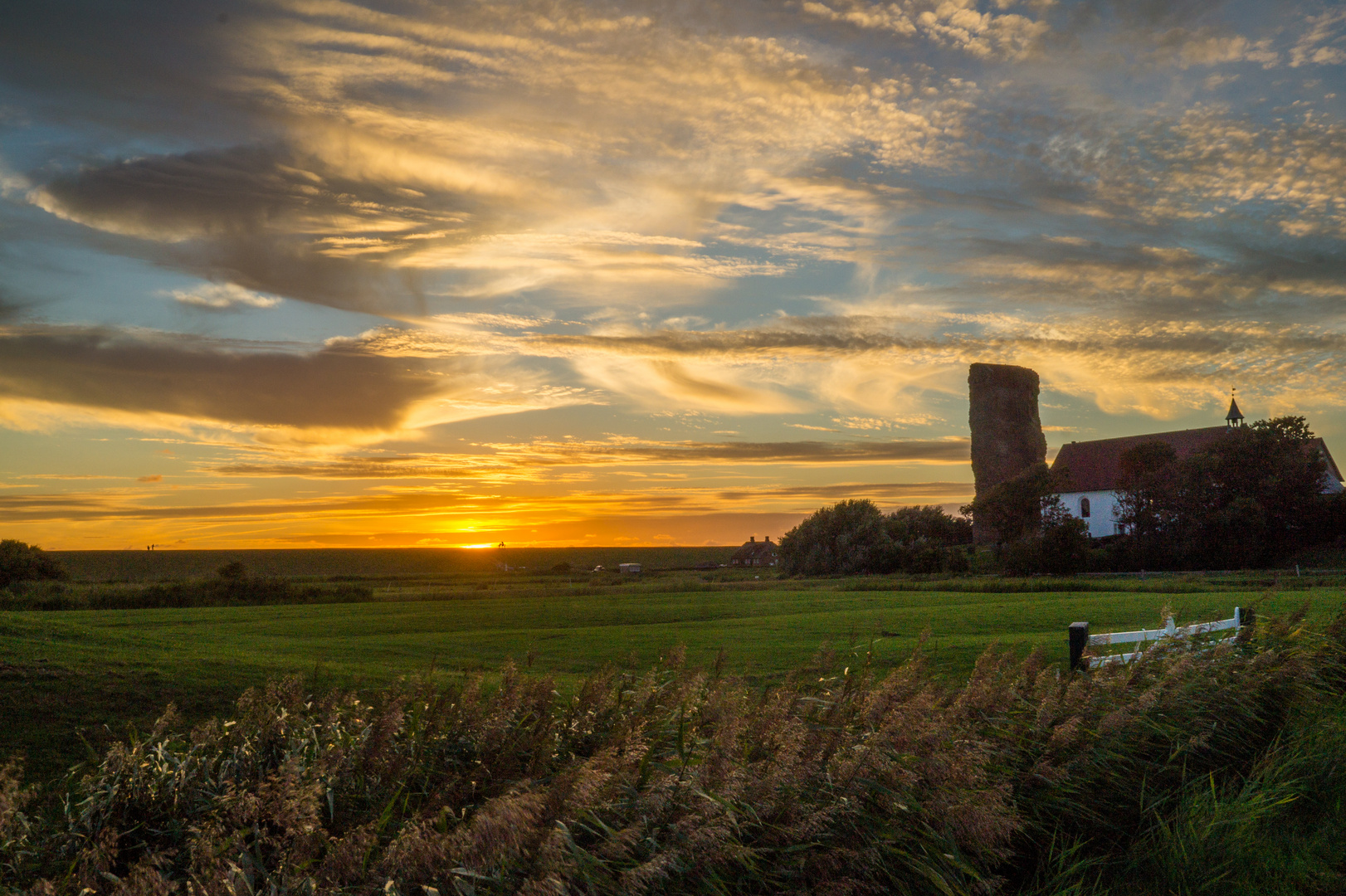 Sonnenuntergang überm Deich bei der Alten Kirche