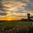 Sonnenuntergang überm Deich bei der Alten Kirche