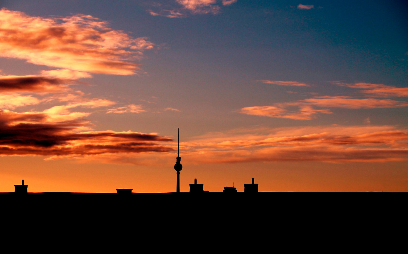 Sonnenuntergang und Berliner Fernsehturm.