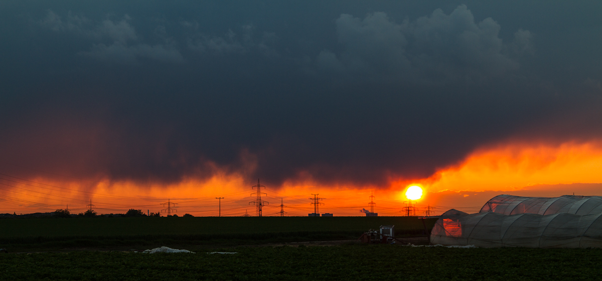 Sonnenuntergang und bevorstehendes Gewitter