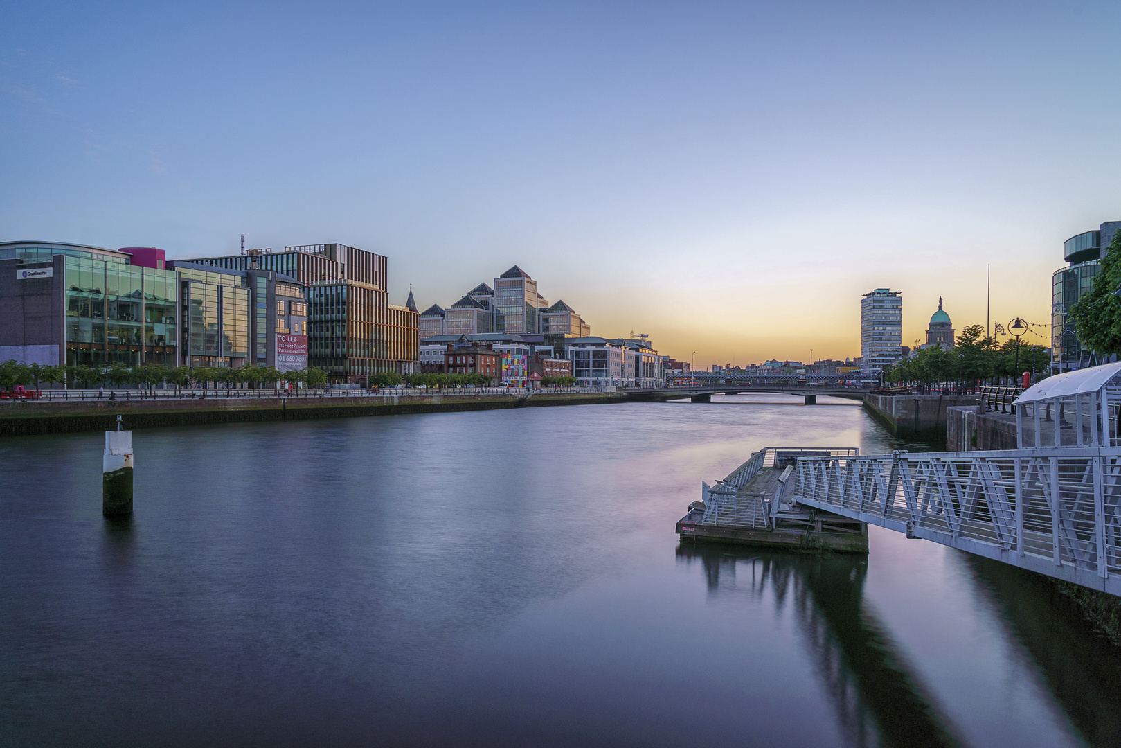 Sonnenuntergang und blaue Stunde am River Liffey in Dublin