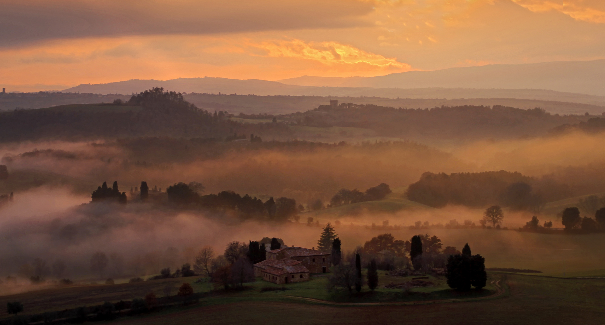 Sonnenuntergang und Bodennebel im Val d'Orcia