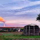 Sonnenuntergang und es dampft hinterm Wald