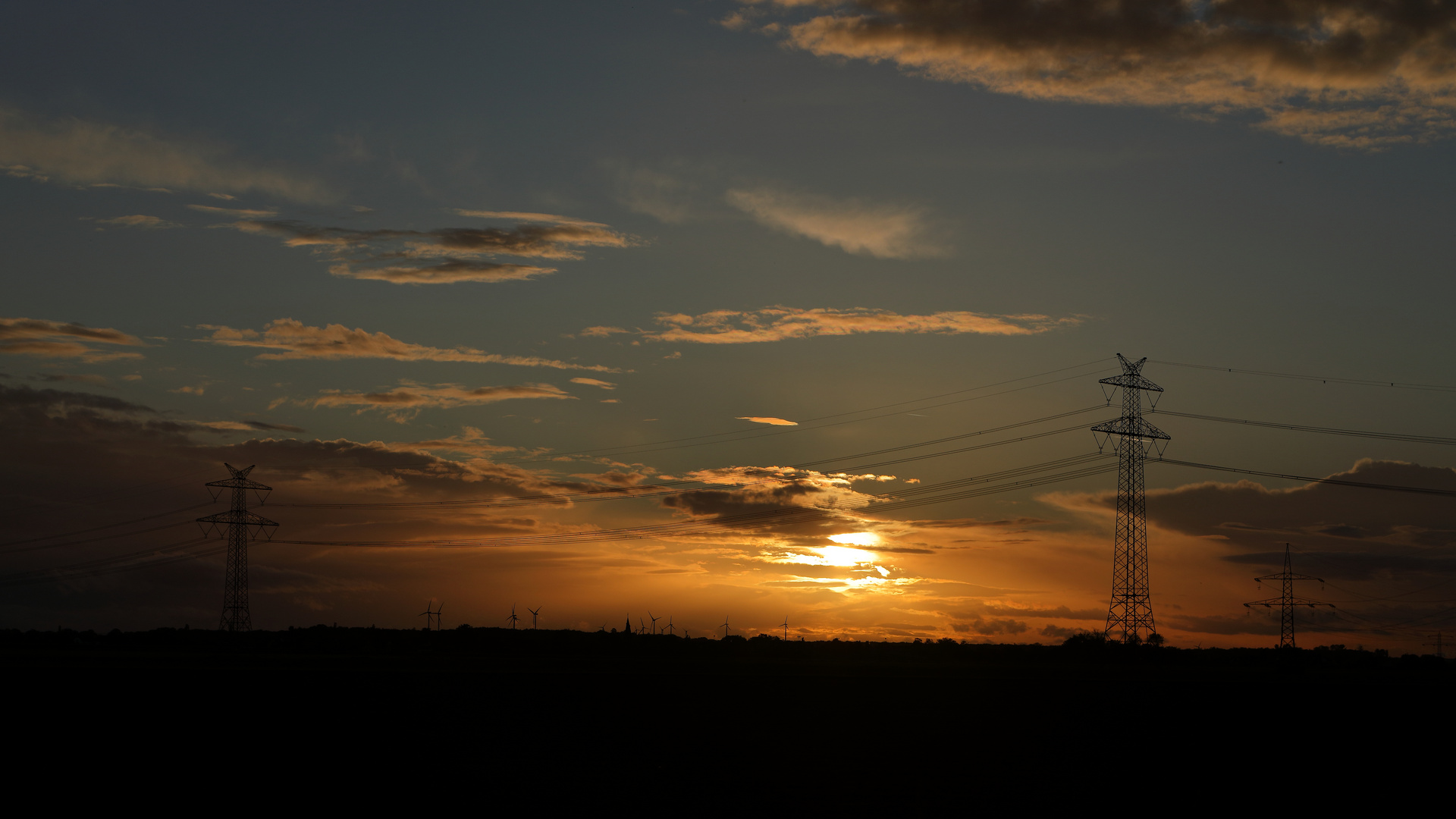 Sonnenuntergang und Freileitungen