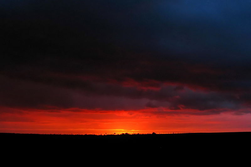 Sonnenuntergang und Gewitterwolken