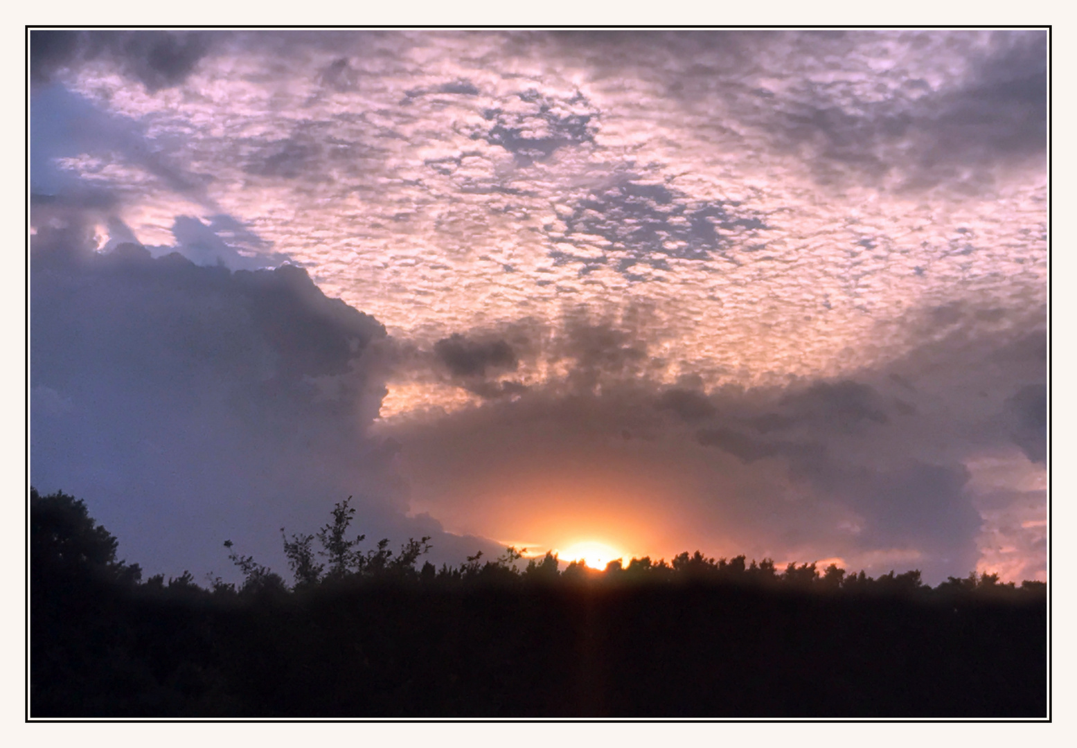 Sonnenuntergang und Gewitterwolken